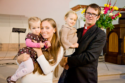 Pēteris Sproģis ar ģimeni – sievu Martu un meitām Izabellu un Gabriellu.